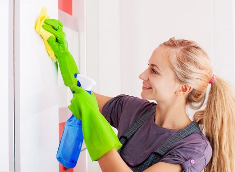 Professional hard floor cleaning in a SW3 home hallway
