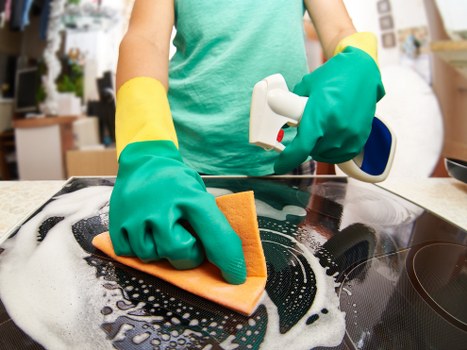Bathroom descaling during end of tenancy cleaning in SW3